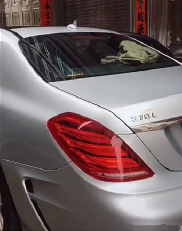 实拍劳伦士s70l前车标是盾牌马力达810匹37秒破百
