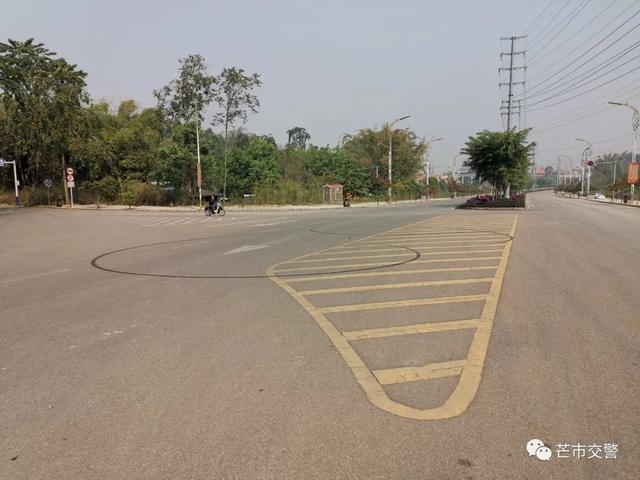 路面上,根据路口地形设置白色,黄色的v形,三角形或u型斜线区域,主要