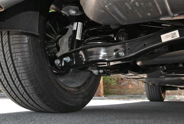 对路面的细碎颠簸处理得体,当然在韧性上差了一点,后桥还有一定的抛跳