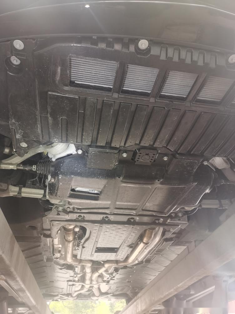 底盘和之前检测的奔驰s680一样的干净,护板上没有发现泥沙,而且许多