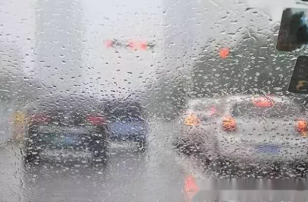 下雨天,车窗玻璃和后视镜看不清该怎么办?学会这几招秒变老司机!