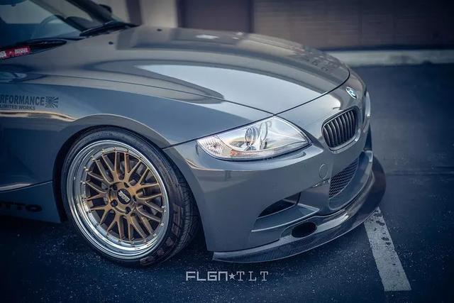 经典的双座优雅跑车宝马z4e85宽体改装