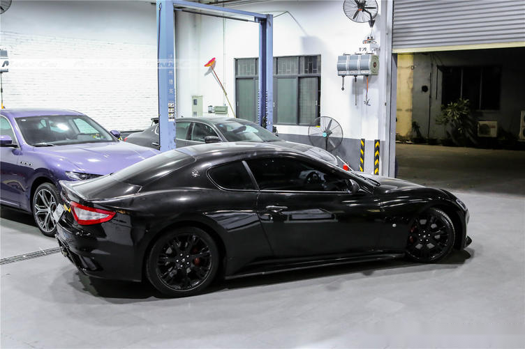 玛莎拉蒂gt跑车granturismo小改装黑武士又是成条街最靓仔