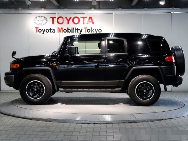 丰田fj酷路泽,硬朗个性的造型,为数不多的硬派越野