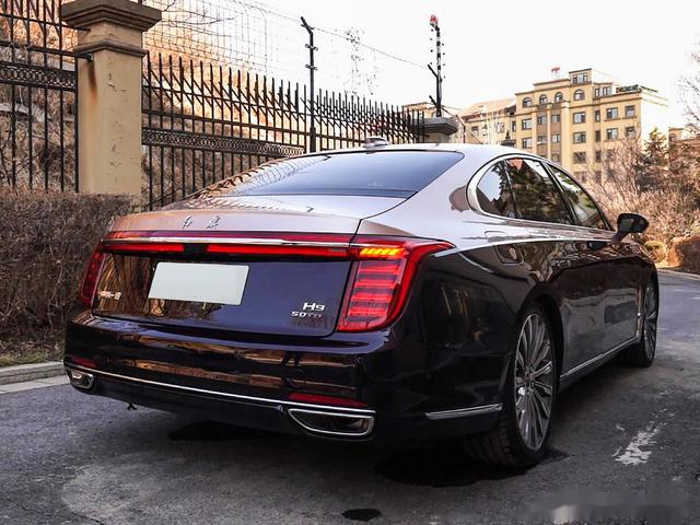 红旗h9实车到店双色车身气场十足配30tv6发动机对怼bba