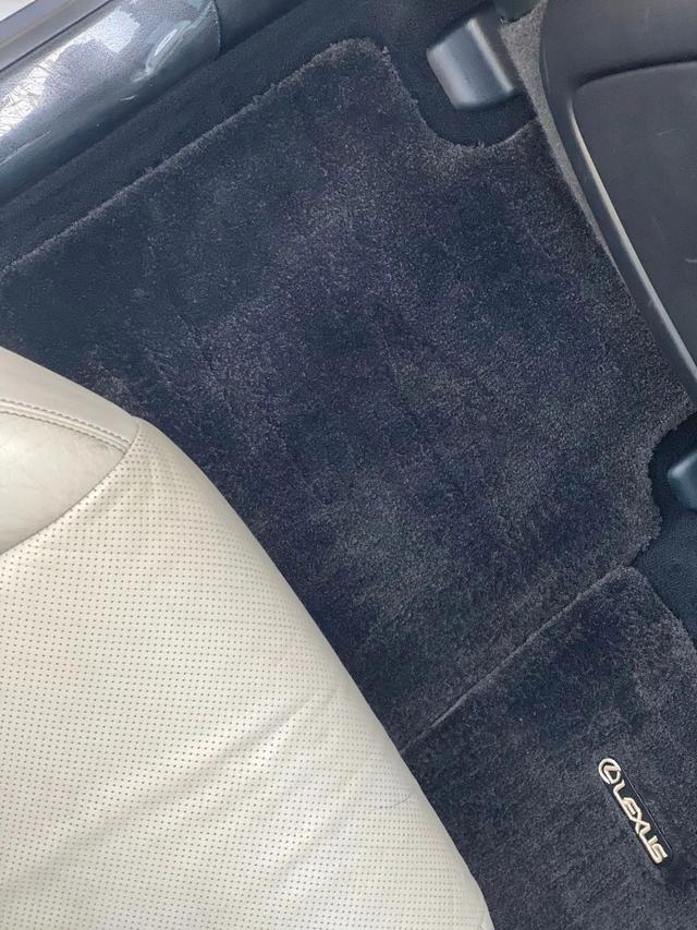 地毯铺好,踩久了都踩白了,但不换新了,这玩意拿原厂的挺贵,老车还是要