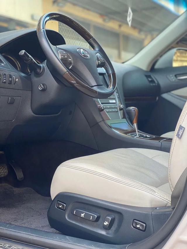 图,今天我来发了~中控跟方向盘是被吐槽最凶的~但我觉得挺好~真的丑吗