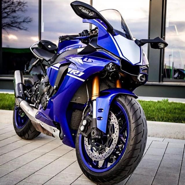雅马哈r1机车界的颜值担当最喜欢这款车的高颜值