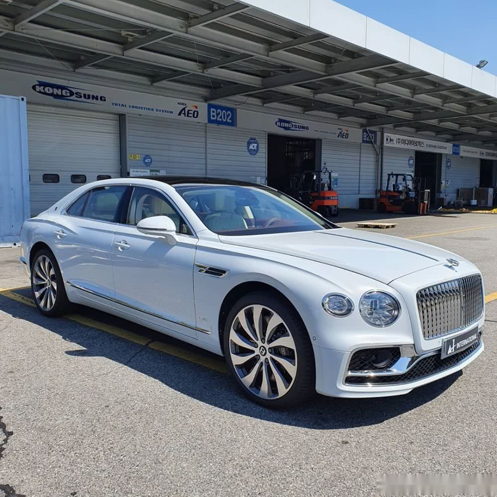 首台新款宾利飞驰到港亮相全新外观21寸轮毂新内饰豪华与幻影看齐