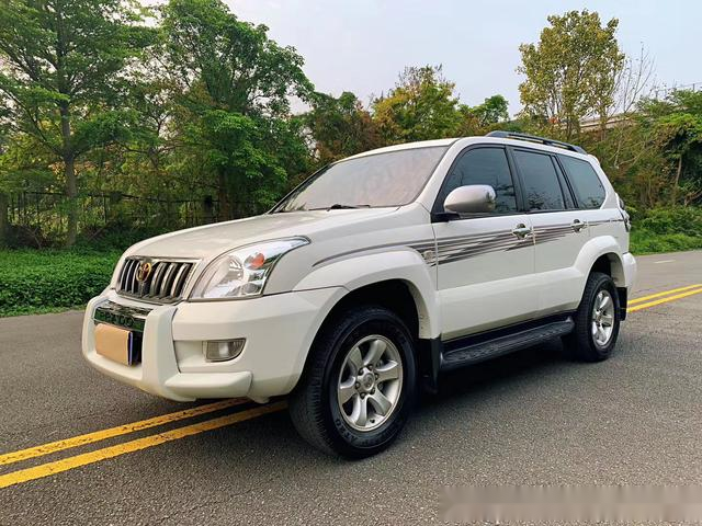 实拍9万入手09年丰田霸道外观大气除了大还是大