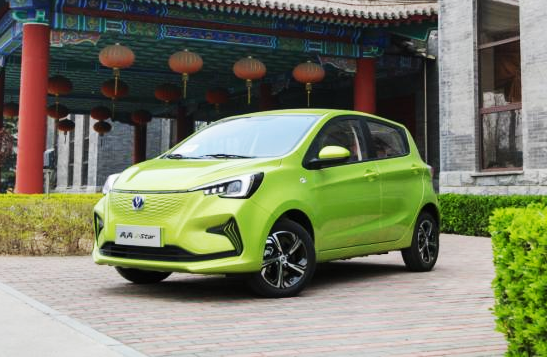 从外观上看,此次长安奔奔e-star运用了全新家族化设计理念,前脸采用