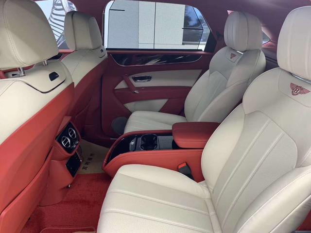 豪横人设全新宾利添越v8进店实车精拍解析红米双拼限量版内饰