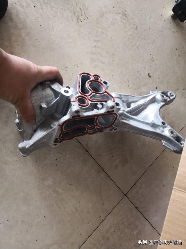 支架固定好顺带换掉火花塞上缸盖按规定力矩拧紧缸盖螺栓上凸轮轴上