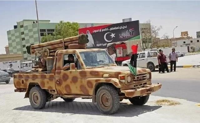 "废土风"明显机动,实用性很强,单排皮卡众所周知,叙利亚有着皮卡大国