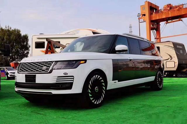 路虎揽胜皇家一号加长版内舱多图曝光配备三星32寸液晶升降电视