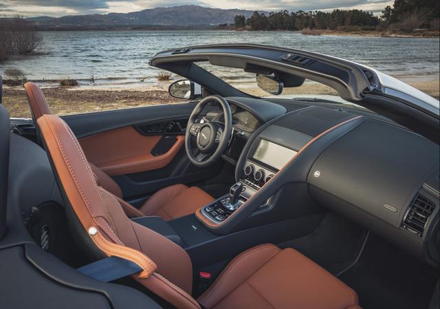 全新捷豹f-type的内饰遵循"以驾驶者为中心"设计理念,无论是"1 1"环抱