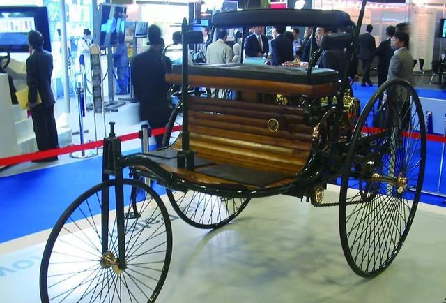 随着蒸汽机的发明,人们就想把它装在马车上,以机器为动力来提高速度和