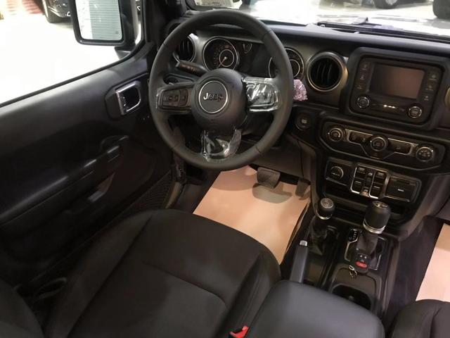 2020款jeep牧马人两门sport版的内饰更加精致,中控台配有大尺寸中控屏