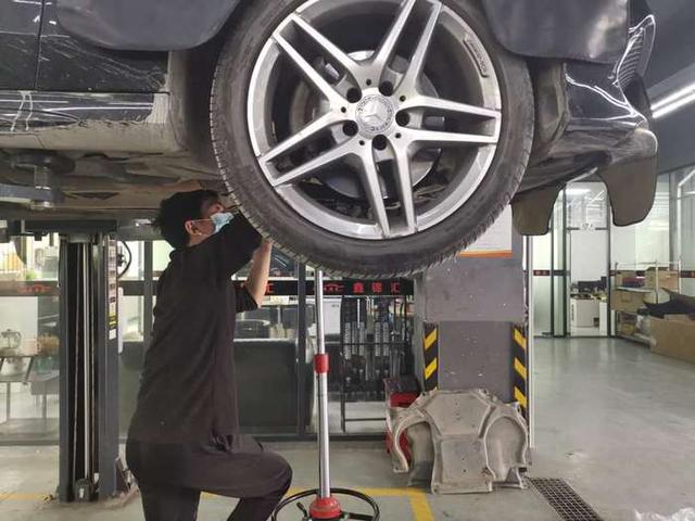 深圳养车奔驰e260保养维修保养更换发动机机脚胶作业