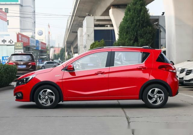 3万多难得一见的两厢车品质不比polo飞度差放倒后排可躺2人