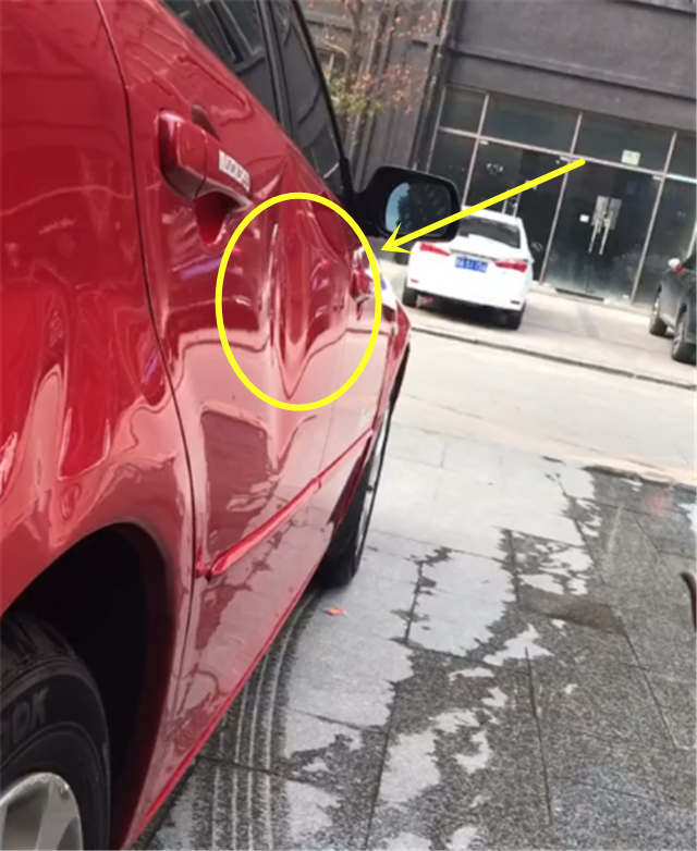 马自达车门凹陷车主不花一分钱仅用一壶水和一个吸盘就修复