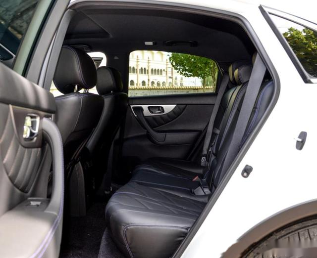 虽然是一辆中大型suv,但是英菲尼迪qx70的后排腿部空间并没有非常宽敞