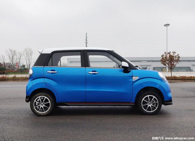 外观方面,凌宝box采用了可爱呆萌的设计风格,在车头