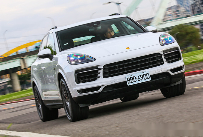 全新混动保时捷卡宴亮相30t双涡轮电动机零百加速5秒真霸气