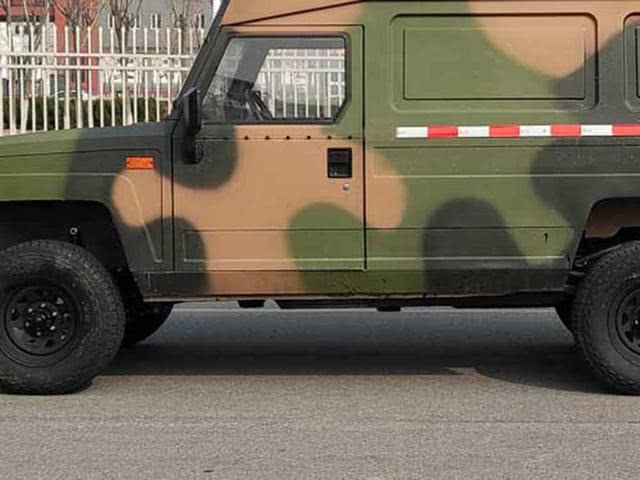 车身侧面,线条硬朗且流畅,方正的造型设计让其更显硬派,并且迷彩的