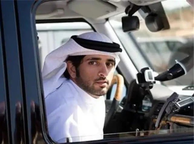 他就是巨星成龙,听说是哈曼丹十分的喜欢成龙,在自己小的时候,一直是