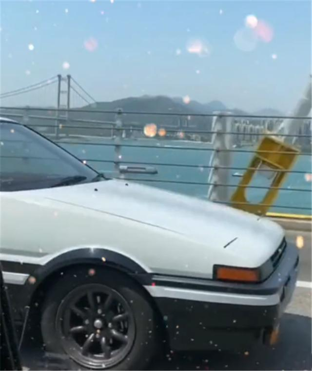 大桥上实拍丰田ae86,侧面贴"藤原豆腐坊",车身挂牌合法上路