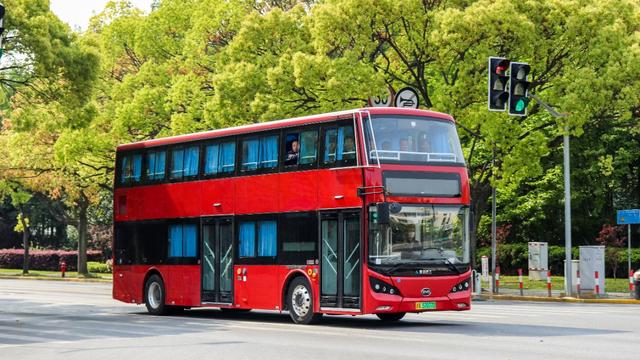 上海学伦敦,也引进了红色比亚迪纯电动双层大巴