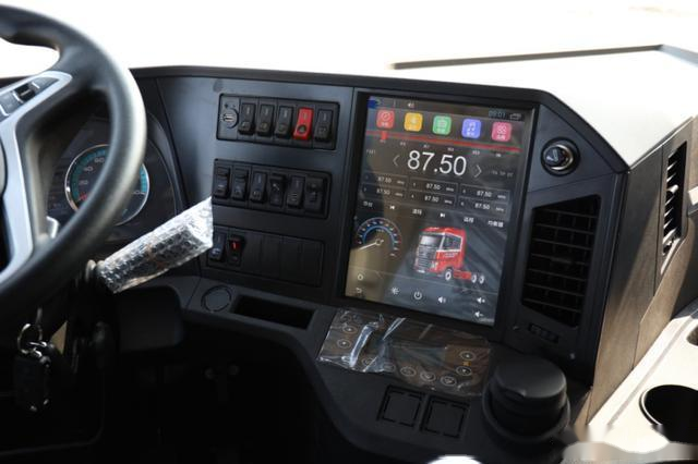 宏版标配双卧铺,宽度达850mm,方便了卡友的休息生活;其他12寸中控大屏