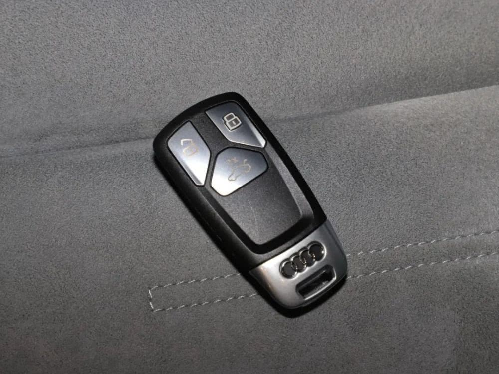 实拍车型:奥迪a4l2020款 45 tfsi quattro 臻选动感型 (天云灰)车型