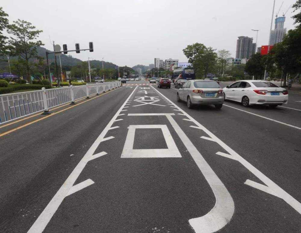 开车走直行道被罚,车主喊冤,交警:锯齿车道都不知道开啥车?