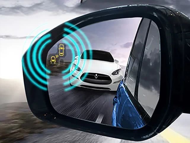 当有车辆靠近或盲区内有车的时候,盲点监测系统就会警示驾驶人员后方