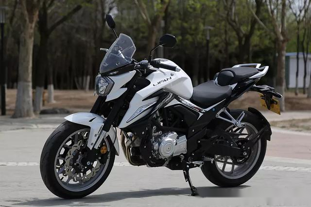 动力方面,kp350搭载了力帆自主研发的drf350双缸水冷电喷发动机,最大