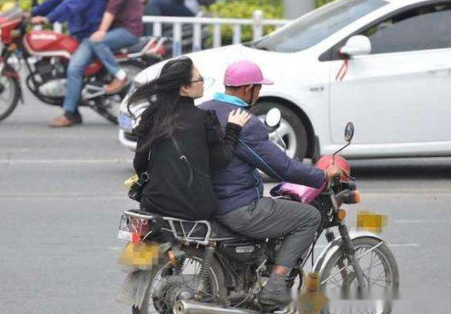 女生们坐摩托车时为何喜欢侧身而坐?原因其实很简单,信不信由你