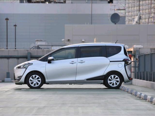 卡罗拉mpv实拍标配7座网友小埃尔法