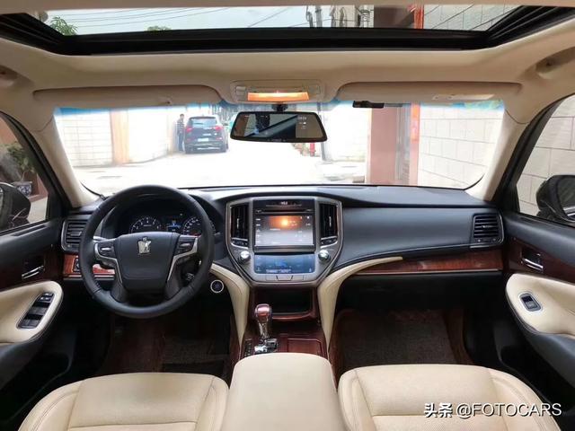 十四代丰田皇冠比起外观内饰更舒服