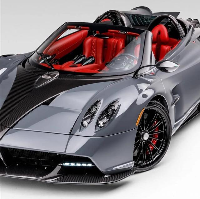 帕加尼huayra roadster(敞篷版)行走在马路上的艺术品