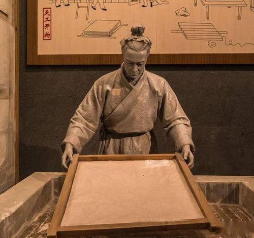 过车内采用中文按键,现在也量产了镶嵌"王朝"系列的中文车标的车型