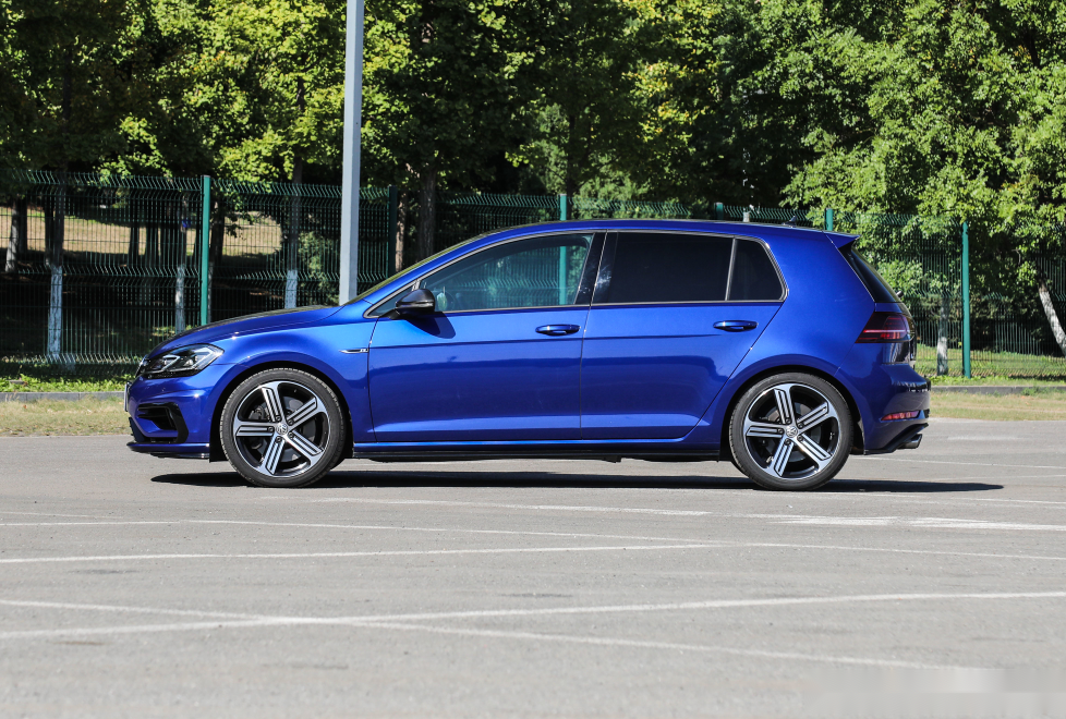 八代高尔夫r开始测试尾标不带字母不过这台大众也惹不起