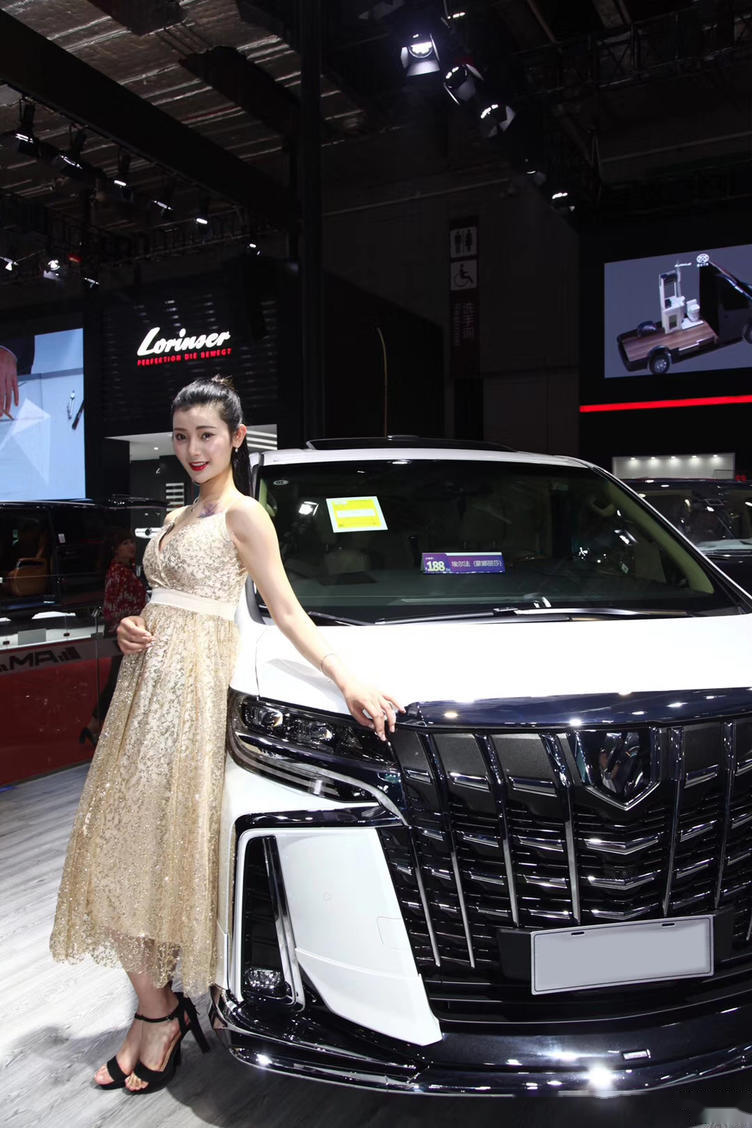 模特体验四座丰田埃尔法上了车就躺车可以躺但人要留下