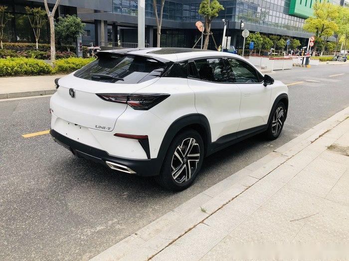 白色实车更具质感长安unit现身街头