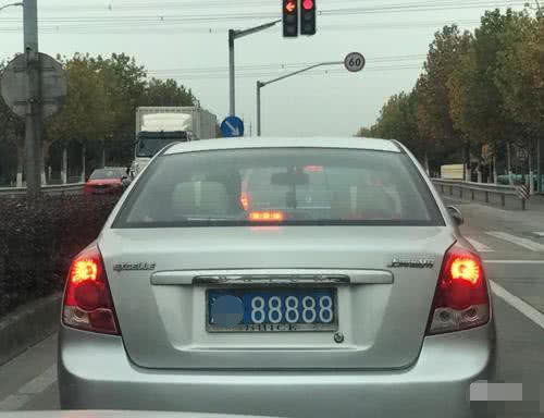 相比,只能算是小弟,最近小编就在路上看见了一台挂着京a00006的车牌
