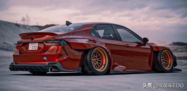 丰田凯美瑞改装宽体套件,家用小生化身暴力战神