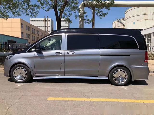 奔驰迈巴赫银黑双拼陆地上的巡洋舰国六排放全国上牌