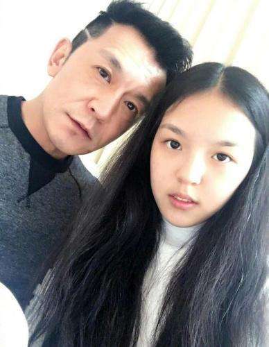 李咏的女儿晒美照无意中曝光美国豪宅17岁就开百万豪车