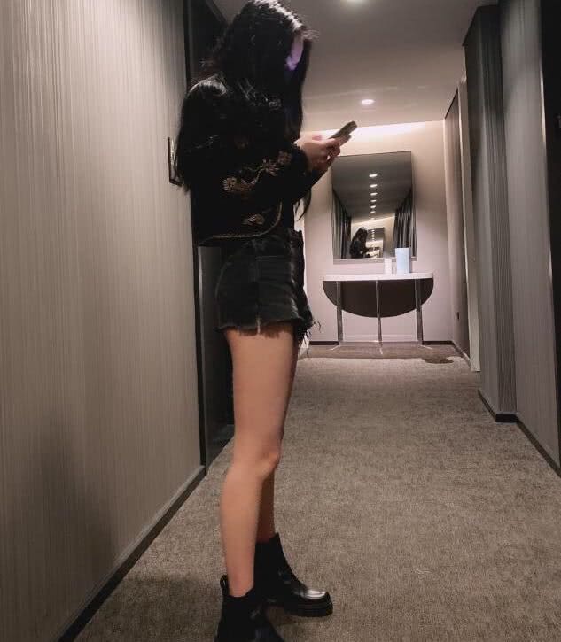 李咏的女儿晒美照无意中曝光美国豪宅17岁就开百万豪车